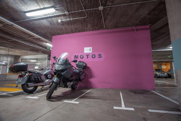 Espacio reservado para motos en Parking Primero de Mayo